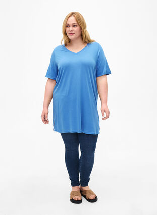 Zizzi Jednokolorowa koszulka typu oversize z dekoltem w szpic, Marina, Model image number 2