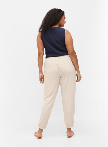 Zizzi Trousers with pockets and elasticated trim, Warm Sand, Model image number 1