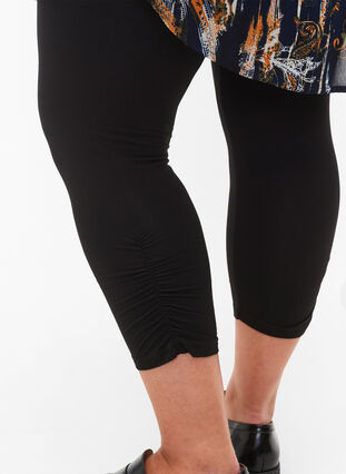 Zizzi Podstawowe legginsy 3/4 z marszczeniami, Black, Model image number 2