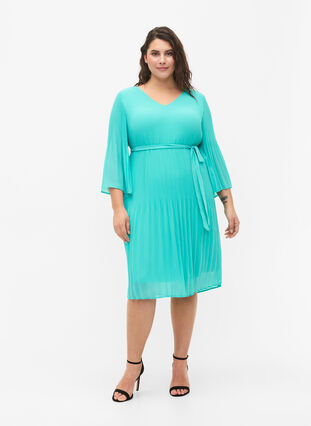 Zizzi Pleated dress with 3/4 sleeves, Turquoise, Model image number 2