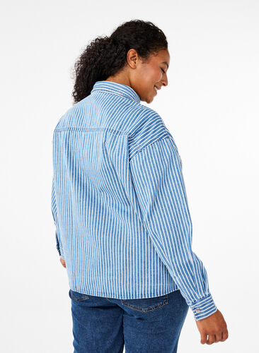 Zizzi Koszula dzinsowa w paski z kieszeniami na piersi, Light B.Denim Stripe, Model image number 1