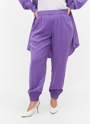 Zizzi Loose viscose blend trousers with elastic trim, Royal Lilac, Model image number 2