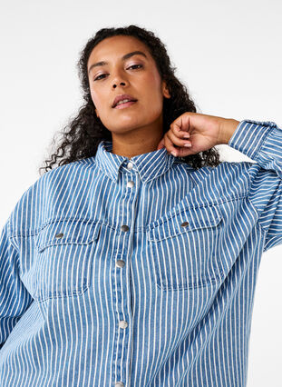 Zizzi Koszula dzinsowa w jednolitym kolorze z kieszeniami na piersiach, Light B.Denim Stripe, Model image number 3